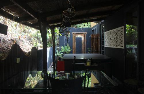 Bois de Nefles Maison | LA LIANE DE JADE 974-Lodge Le Palissandre - jacuzzi privatif - piscine chauffée