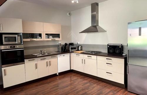 Cambrai Appartement | La Liberté, Loft 90 m2 rénové centre-ville, terrasse amenagee, jeux & parking