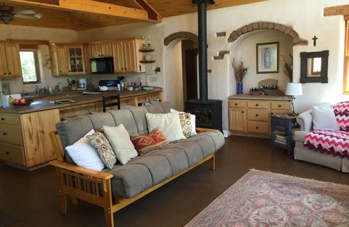 Ojo Caliente Maison | La Lomita, cachette tranquille, grand ciel, nourriture du nord du NM, spa, ski, randonnée, radeau