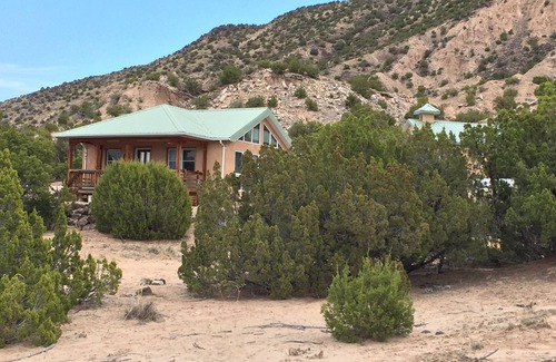 Ojo Caliente Maison | La Lomita, cachette tranquille, grand ciel, nourriture du nord du NM, spa, ski, randonnée, radeau