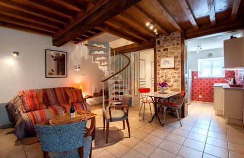 Montagny-sur-Grosne Maison | La Maison aux Pierres Levées