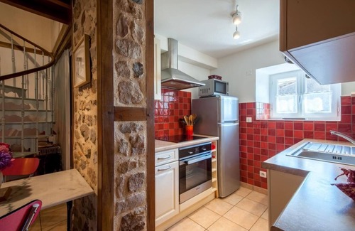 Montagny-sur-Grosne Maison | La Maison aux Pierres Levées
