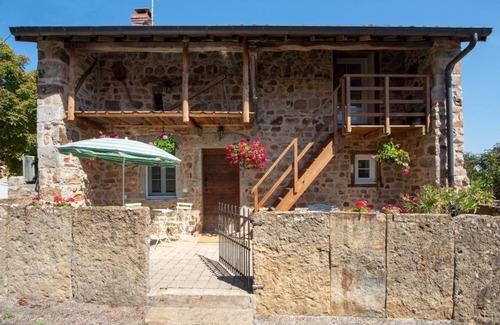 Montagny-sur-Grosne Maison | La Maison aux Pierres Levées