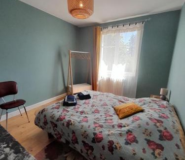 Le Vigean Maison | La maison aux volets bleus