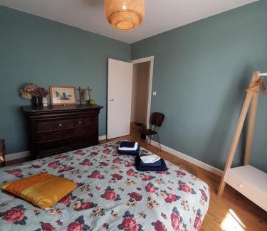 Le Vigean Maison | La maison aux volets bleus