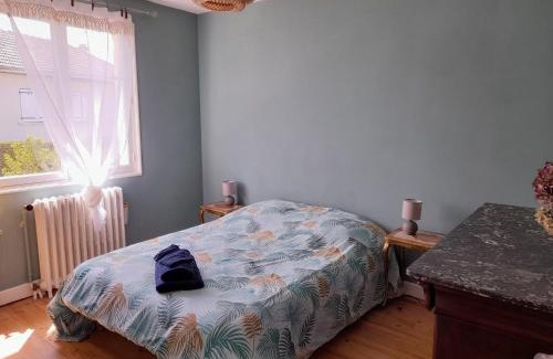 Le Vigean Maison | La maison aux volets bleus