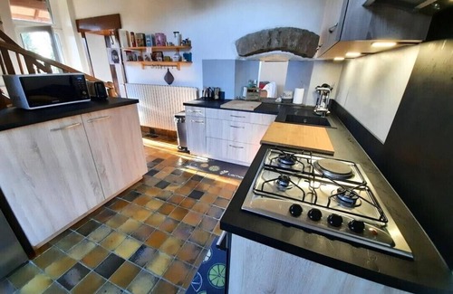 Sarrogna Maison | La Maison Bleue Ancienne école rénovée avec jardin 4 pers village 5mn des lacs.