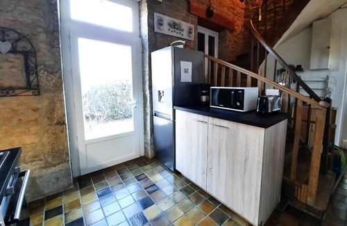 Sarrogna Maison | La Maison Bleue Ancienne école rénovée avec jardin 4 pers village 5mn des lacs.