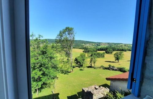 Sarrogna Maison | La Maison Bleue Ancienne école rénovée avec jardin 4 pers village 5mn des lacs.