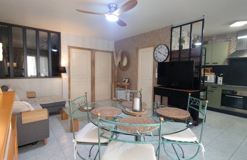 Meze Appartement | La Maison d'Isa Meze appart RdC à 50m du port et 150m de la plage classé 2 **