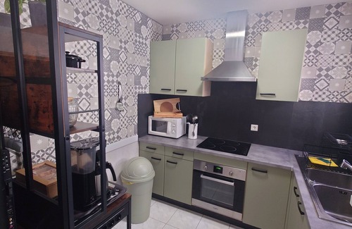 Meze Appartement | La Maison d'Isa Meze appart RdC à 50m du port et 150m de la plage classé 2 **