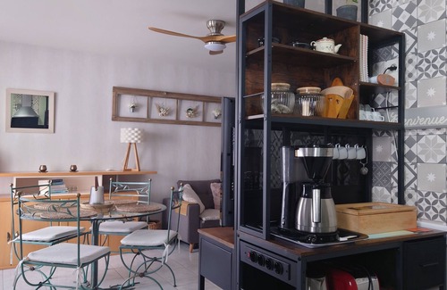 Meze Appartement | La Maison d'Isa Meze appart RdC à 50m du port et 150m de la plage classé 2 **