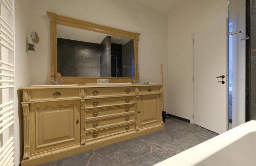 Mons Maison | La Maison de la Duchesse de la Vallière - Chambre Rosaline - Parking privé gratuit