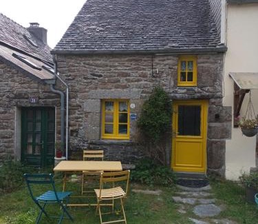Berrien Maison | "La Maison de Poupée" Gîte cosy Monts d'Arrée proche Huelgoat Bretagne