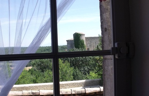 Lussan Maison | La Maison du Rempart à LUSSAN, médiévale, en pierres du pays