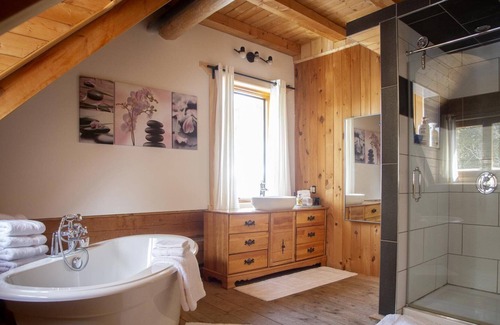 Sainte-Marie Cabine | La maison en bois rond vous offre des chambres majestueuses à couper le souffle.