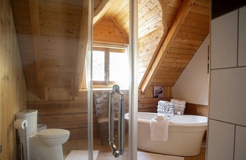 Sainte-Marie Cabine | La maison en bois rond vous offre des chambres majestueuses à couper le souffle.