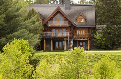 Sainte-Marie Cabine | La maison en bois rond vous offre des chambres majestueuses à couper le souffle.