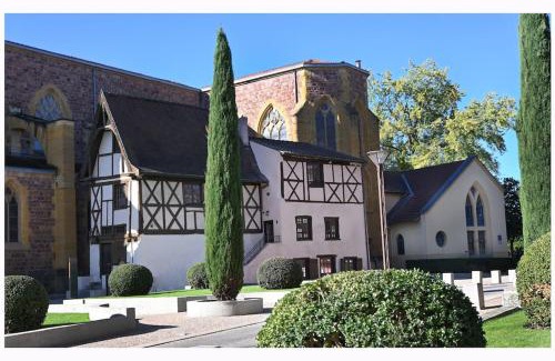 Roanne Maison | La Maison Rose, chaleureuse et luxueuse