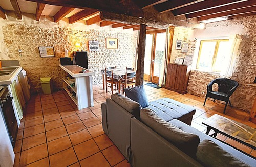 Saint-Just-Luzac Maison | La Mangeoire 2 bedroom gite