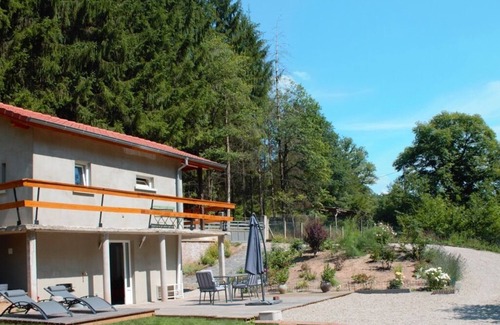 Reipertswiller Cabine | La roulotte et sa petite maison attenante, dans un environnement forestier.