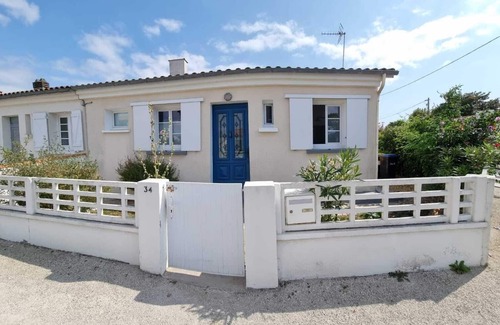 Port District Appartement | La Petit Alonnaise - Charming seaside house