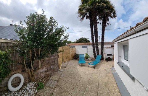 Port District Appartement | La Petit Alonnaise - Charming seaside house