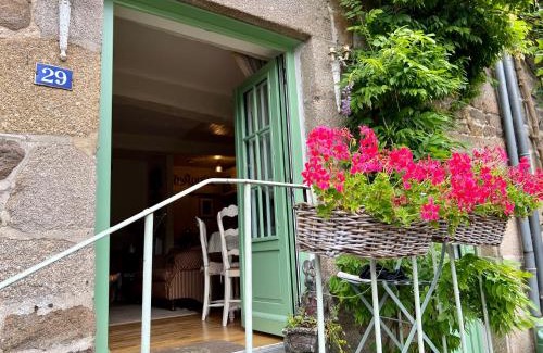 Lanvallay Maison | La Petite Madeleine is a Charming 2 Bedroom Pet Friendly Gite situated on Dinan Port