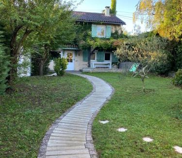 Charly Maison | La Petite Maison, jardin et jacuzzi, proche de Lyon