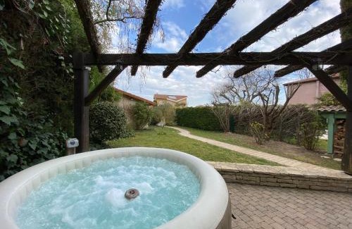 Charly Maison | La Petite Maison, jardin et jacuzzi, proche de Lyon