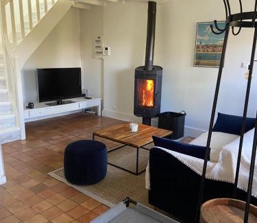 Charly Maison | La Petite Maison, jardin et jacuzzi, proche de Lyon