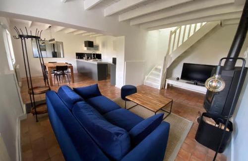 Charly Maison | La Petite Maison, jardin et jacuzzi, proche de Lyon