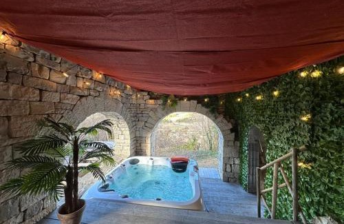 Saint-Auban-sur-L'Ouveze Maison | La porte de l'eau Piscine chauffée et jacuzzi