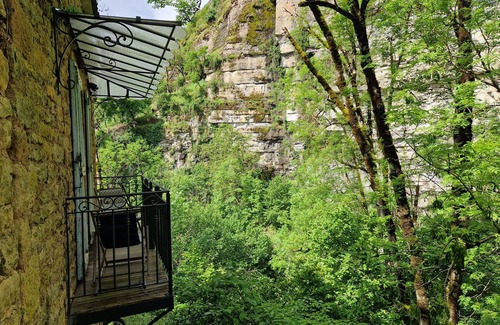 Bozouls Maison | La Providence, Moulin du XIIIe siècle, piscine chauffée, confortable, vue