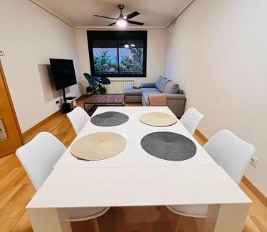 Logrono Appartement | La Puerta de Logroño, con piscina y garaje!
