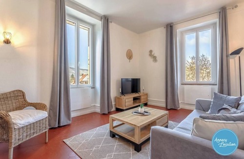 Menthon-Saint-Bernard Appartement | La Savoyarde - Appartement T2 à deux pas du Lac.