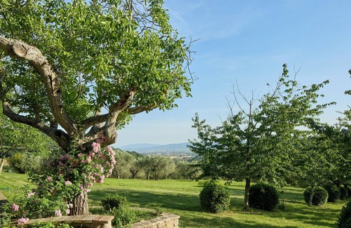 Mora Maison | La Sentinella. Chalet sur les collines d'Assise avec piscine et parc en nature