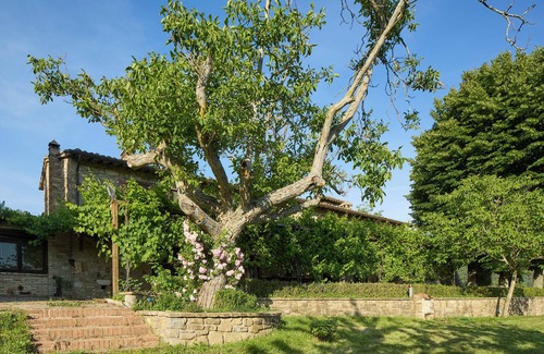 Mora Maison | La Sentinella. Chalet sur les collines d'Assise avec piscine et parc en nature
