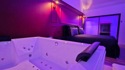 Boissettes Appartement | La suite Baroque jacuzzi au cœur du château de Boissettes