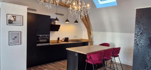 Boissettes Appartement | La suite Baroque jacuzzi au cœur du château de Boissettes
