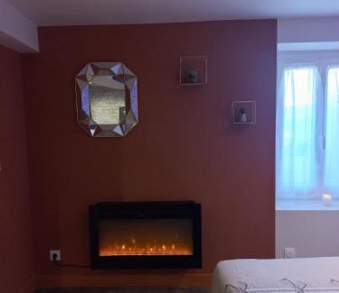 Levroux Appartement | La suite de Chez Adeline , 45 minutes from Beauval Zoo