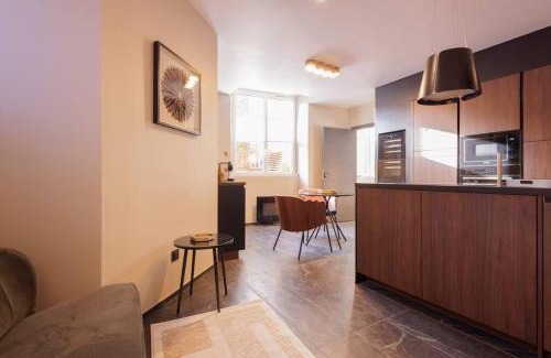 Centre-ville Appartement | La suite du 21 - jacuzzi - sauna - centre ville