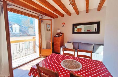 Bagneres-de-Luchon Appartement | La Tanière, T2 duplex, centre Luchon, 4 personnes, wifi, 3ème étage