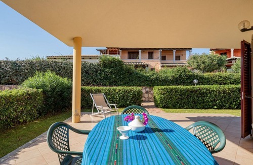 Monte Petrosu Appartement | La Tartaruga three-room apartment sleeps 4 in facility with swimming pool