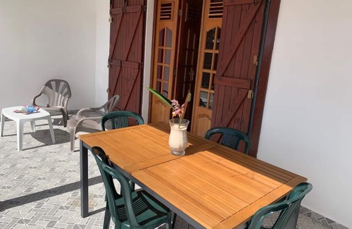 Saint-Charles Maison | La Terrasse du HouelmontBas de villa face à la montagne et avec vue sur la mer