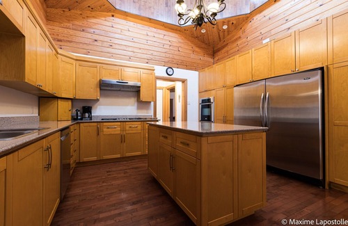 Sainte-Beatrix Maison | La Tour Boisée: Grand Chalet en pleine nature