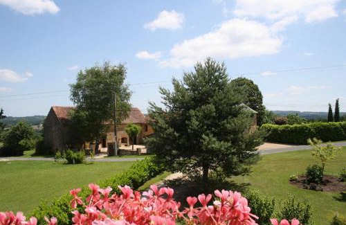Saint-Genies Maison | La Vieille Ferme: superbe complexe de 3 gîtes en pierre avec Piscine au coeur du Périgord Noir