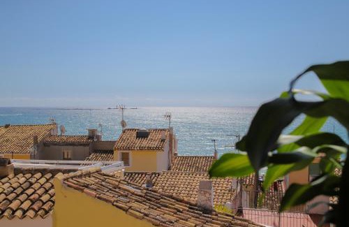 Old Town Appartement | La Vila Feliz, gemütliche private Duplex-Ferienwohnung im typischen Fischerhaus mit fantastischem Meerblick