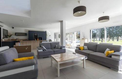 Yvre-l'Eveque Villa | La Villa Chandon - Piscine - 10p- Rêve au Mans