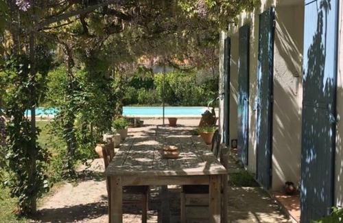 Breuillet Maison | La villa des fleurs à Breuillet - sleeps 8 - garden - swimming pool
